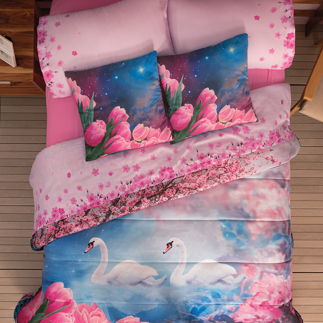 El coordinado de Colcha Cisnes, es un hermoso juego de tonos rosas, hermosos diseños florales de color rosa y hermosos estampado de cisnes.